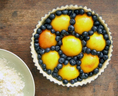 peach and blueberry pie